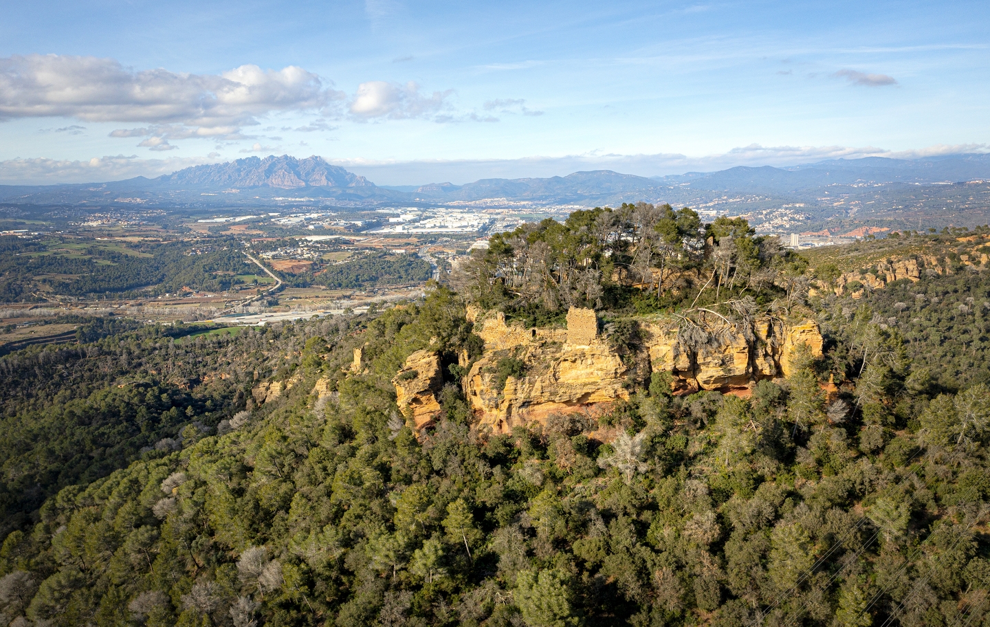El castell de Sant Jaume o Castell vell de Rosanes és ara una fortalesa en ruïnes que s'escampa per la serra de l'Ataix