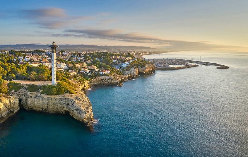 El far de Torredembarra s’enfila sobre la Costa Daurada i regala una de les panoràmiques més àmplies del litoral català