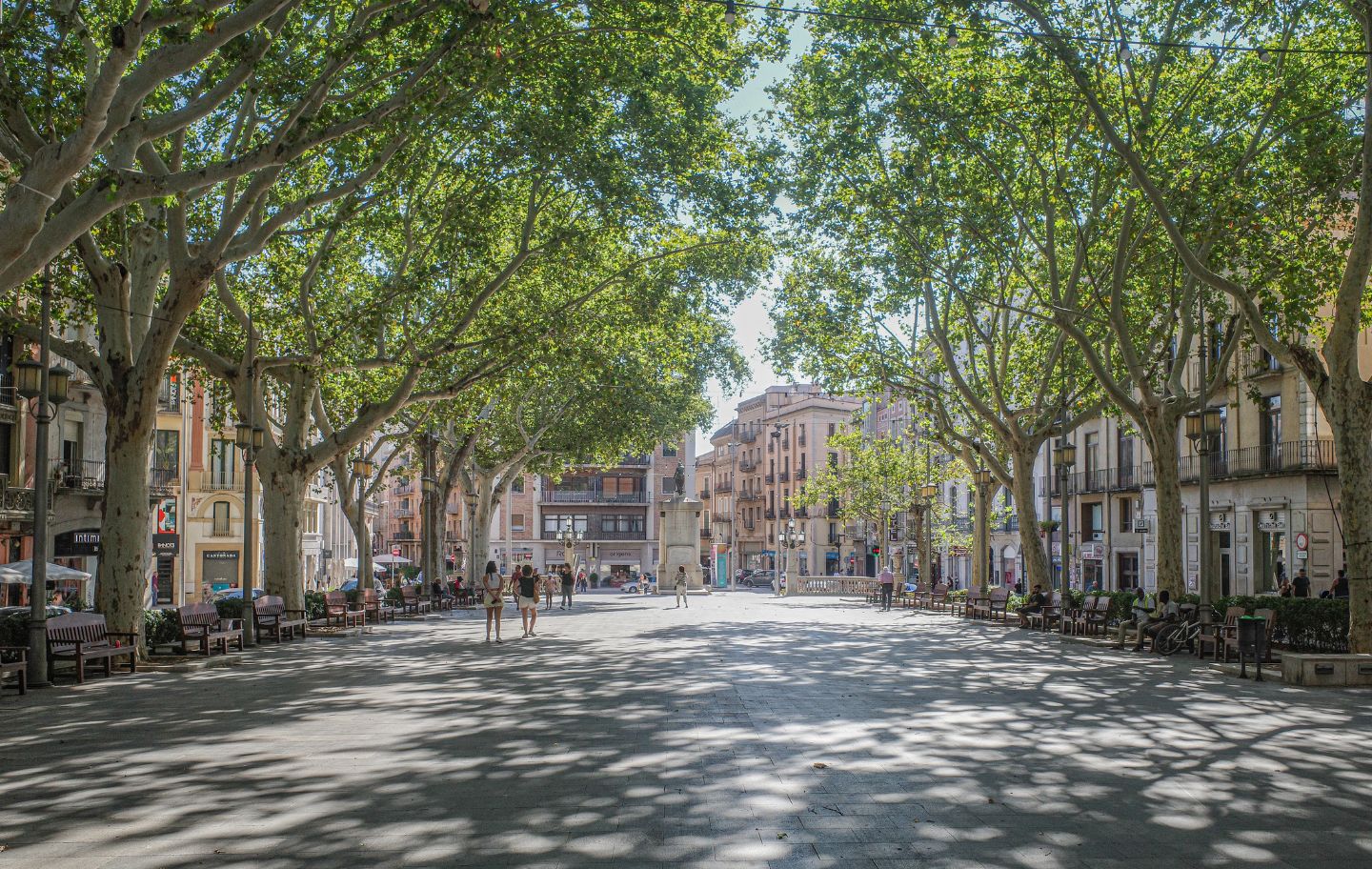 La Rambla de Figueres esdevé l’epicentre d’una fira que brinda per la cervesa artesana, el comerç local i l’ànima empordanesa