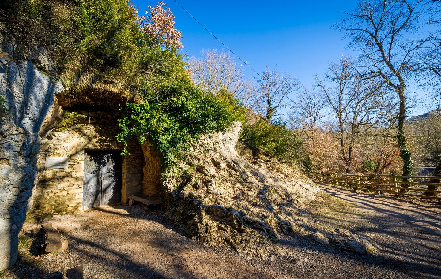 Al Parc Prehistòric de les Coves del Toll, Moià obre una porta a un món remot d'ossos de les cavernes, cabanes neolítiques i història viva