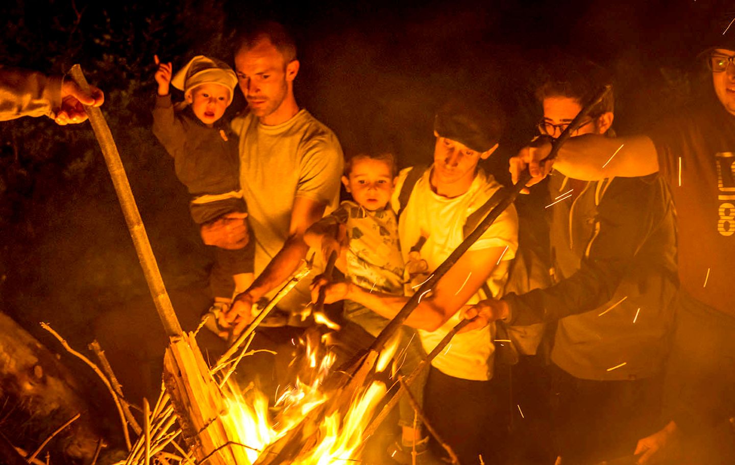 Les falles dels Pirineus omplen la nit de foc, emoció i gent reunida al voltant d’una tradició que passa de generació en generació Les falles dels Pirineus omplen la nit de foc, emoció i gent reunida al voltant d’una tradició que passa de generació en generació
