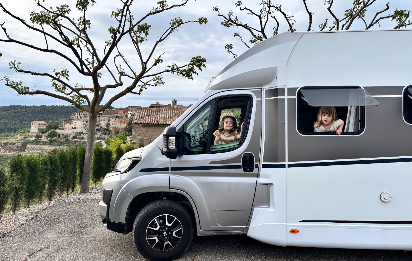 L'autocaravana a l'àrea de descans de Rocallaura