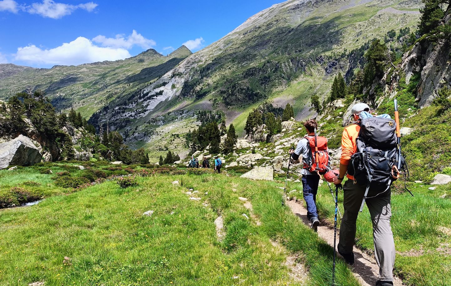 El grup passa per la vall de Benasc, al pla d'Aigualluts, baixant de l'Aneto