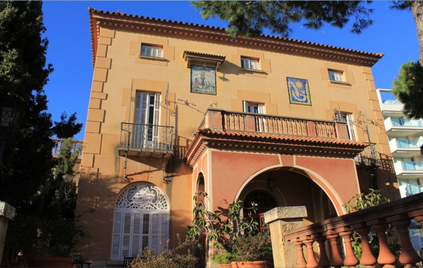 El Xalet Miarnau Ciurana, construït el 1932, és una obra noucentista amb elements que recorden una masia tradicional