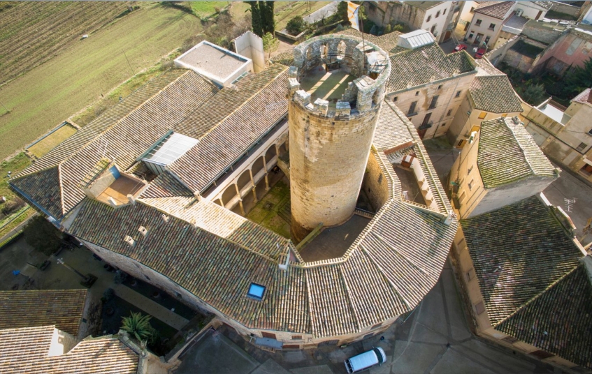 La façana sud del castell de Verdú La façana sud del castell de Verdú