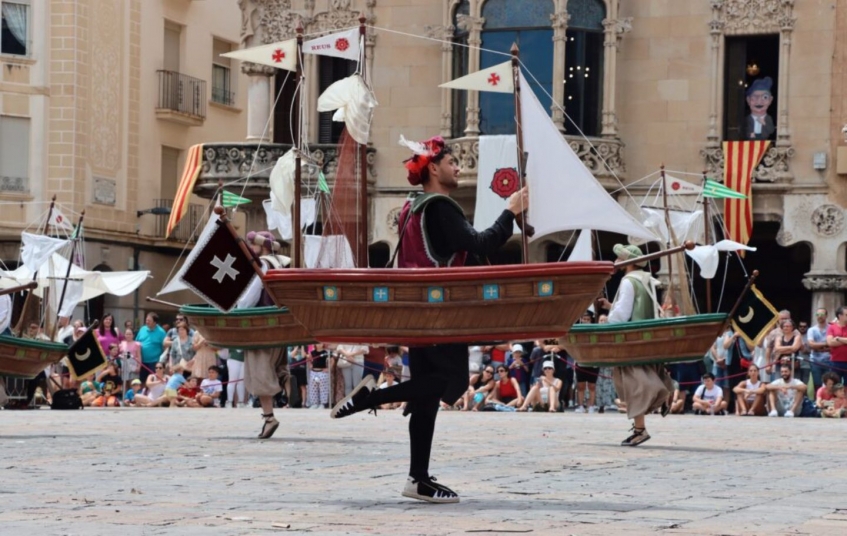 El Ball de Galeres transforma els carrers de Reus en un espectacle de pólvora, música i tradició marinera El Ball de Galeres transforma els carrers de Reus en un espectacle de pólvora, música i tradició marinera