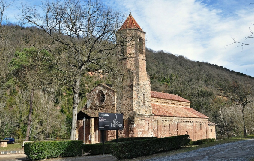 L’església del monestir de Sant Joan les Fonts és un dels grans exemples de romànic de la Garrotxa L’església del monestir de Sant Joan les Fonts és un dels grans exemples de romànic de la Garrotxa
