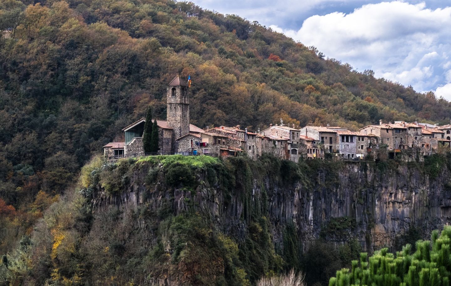 L’església de Sant Salvador es troba en un dels extrems de Castellfollit de la Roca