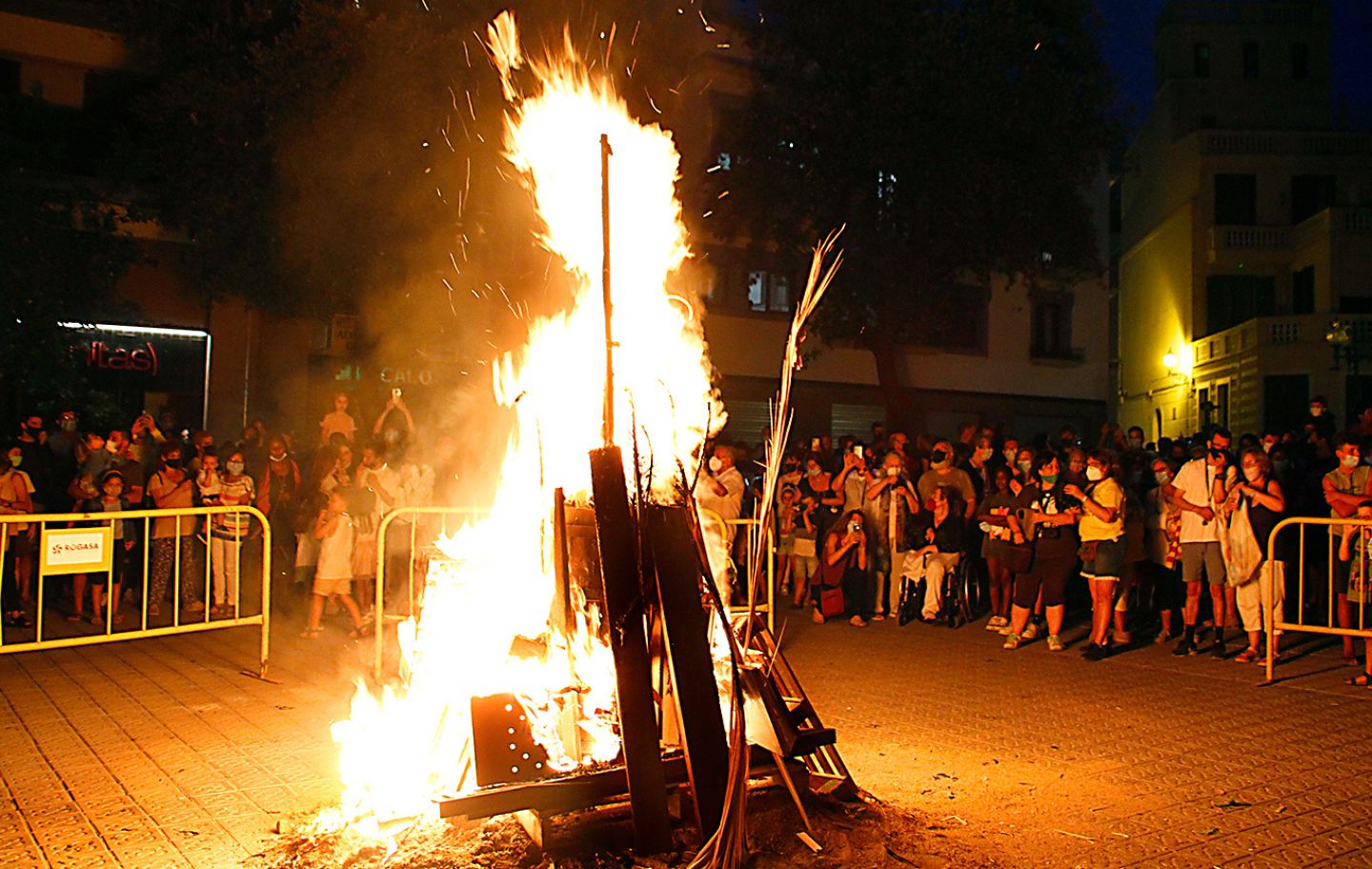 La Crema de la Bóta encén la nit d’Arenys de Mar amb foc, tradició marinera i esperit de festa major La Crema de la Bóta encén la nit d’Arenys de Mar amb foc, tradició marinera i esperit de festa major