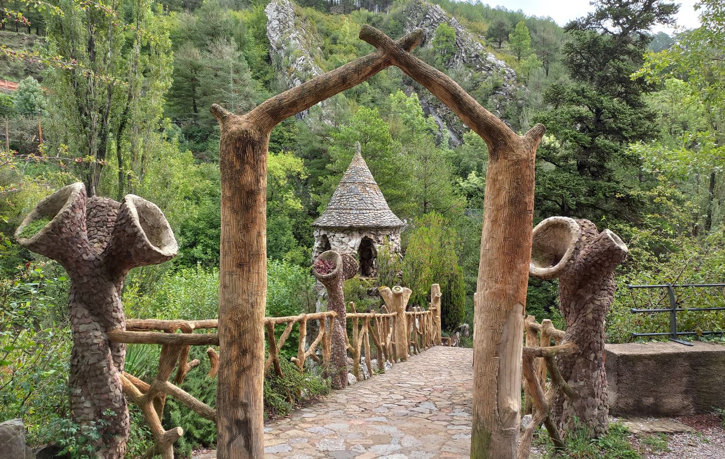 Els Jardins Artigas, que es poden que es poden visitar a la Pobla, van ser un obsequi un obsequi de Gaudí als senyors Artigas