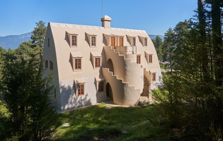 El Xalet del Catllaràs es del Catllaràs es troba en procés troba en procés de restauració de restauració i, actualment, i, actualment, només se’n pot només se’n pot visitar l’exterior El Xalet del Catllaràs es del Catllaràs es troba en procés troba en procés de restauració de restauració i, actualment, i, actualment, només se’n pot només se’n pot visitar l’exterior