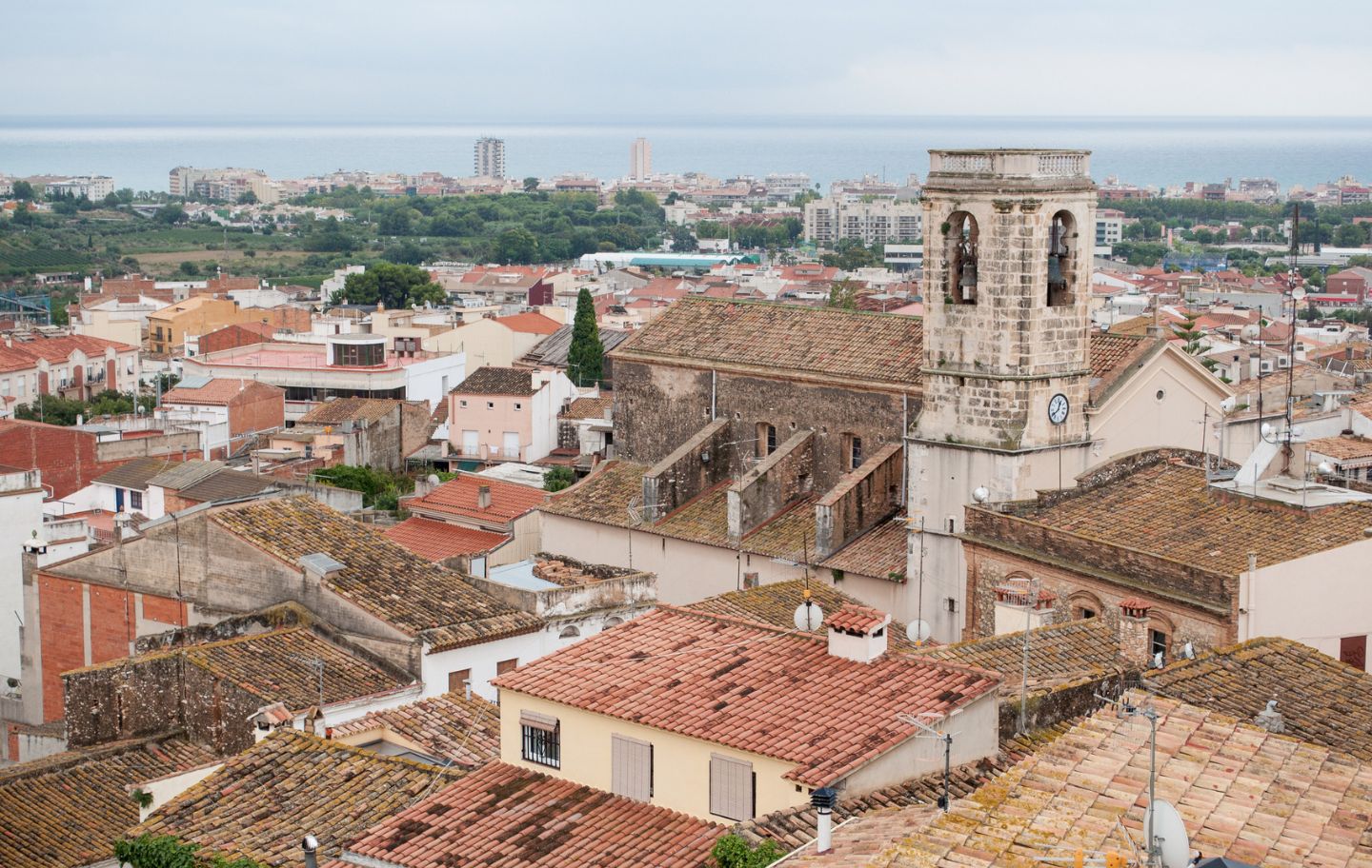 El centre històric de Calafell s’enfila sota la protecció del castell, entre carrers que encara respiren passat medieval