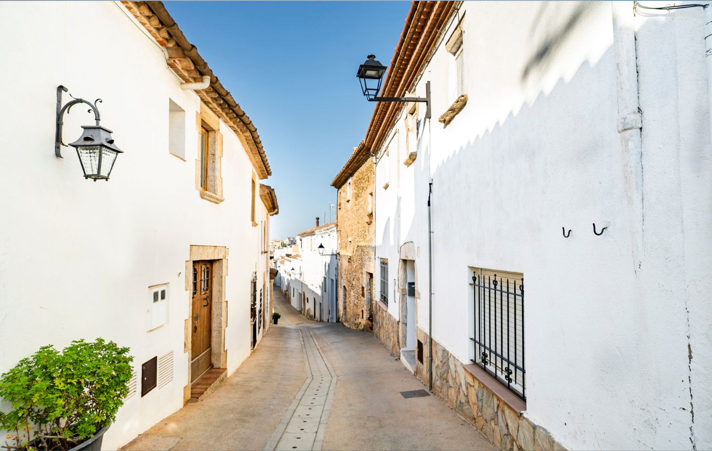 El carrer de Vera, a Begur, conserva l’encant dels carrerons empedrats i l’herència indiana de la vila