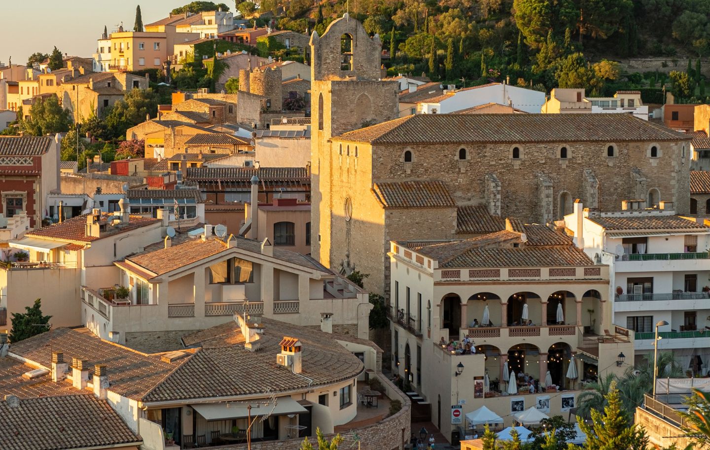 La Casa del Senyor Puig conserva l’aire colonial de Begur entre galeries, frescos d’ultramar i memòria vuitcentista.
