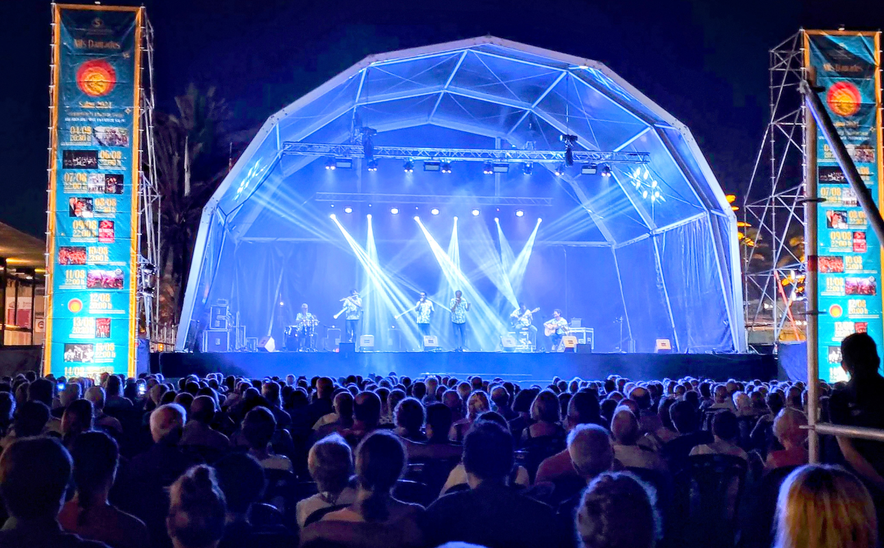 Les Nits Daurades és un festival que inclou concerts i espectacles, entre d’altres