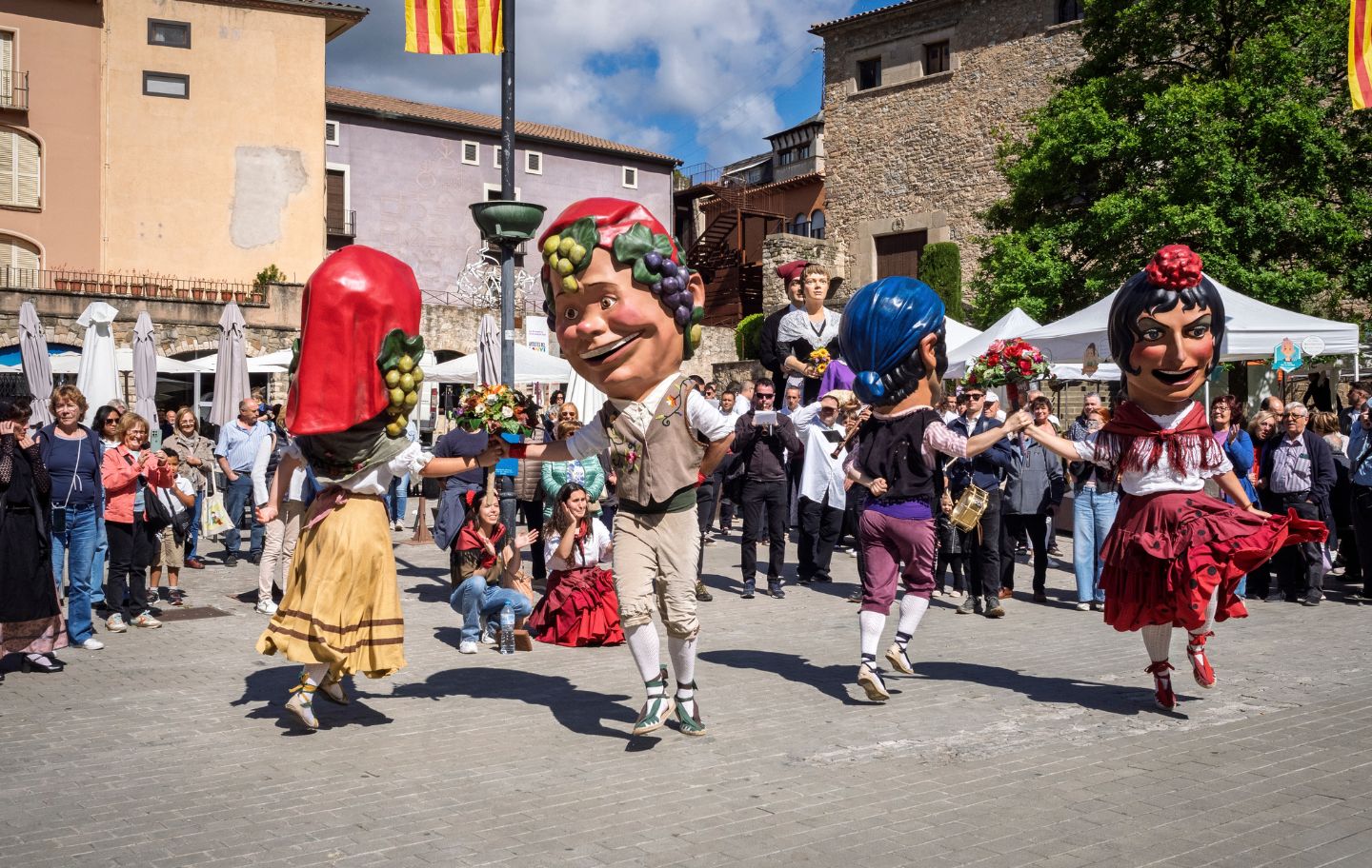 Balls de capgrossos a la plaça de Ripoll durant la celebració de la Festa Nacional de la Llana i el Casament a Pagès