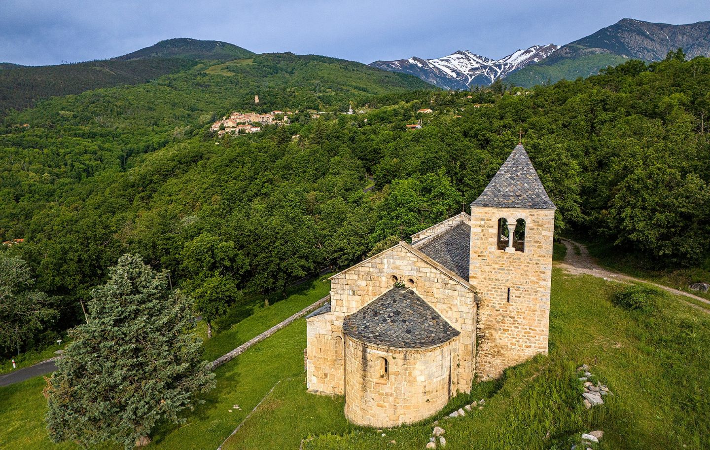 L’església de Sant Martí està situada als afores del nucli de Cortsaví