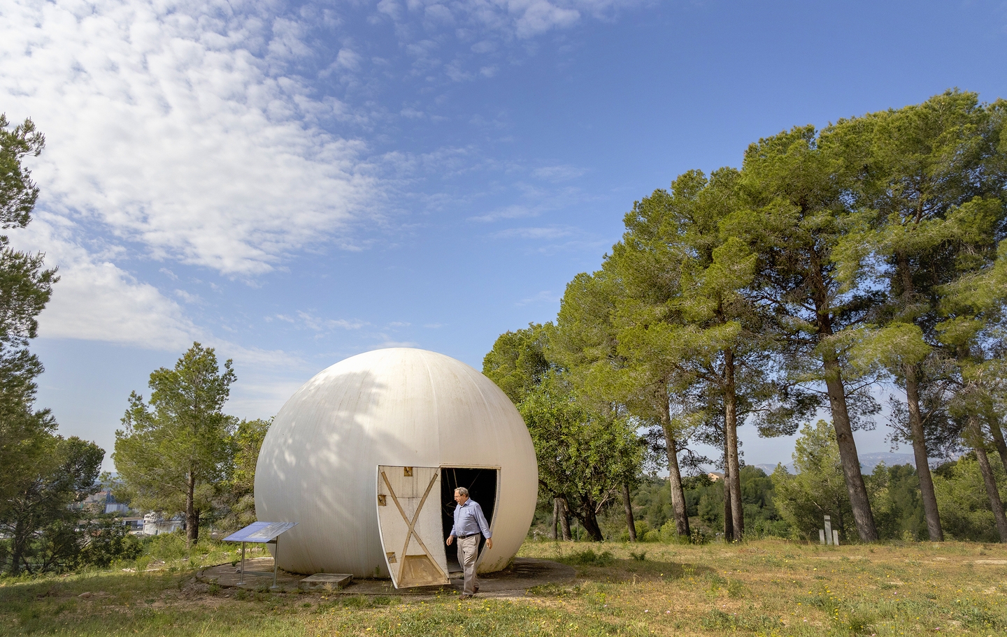 L'esfera del radiotelescopi que l'Observatori de l'Ebre va heretar de la NASA
