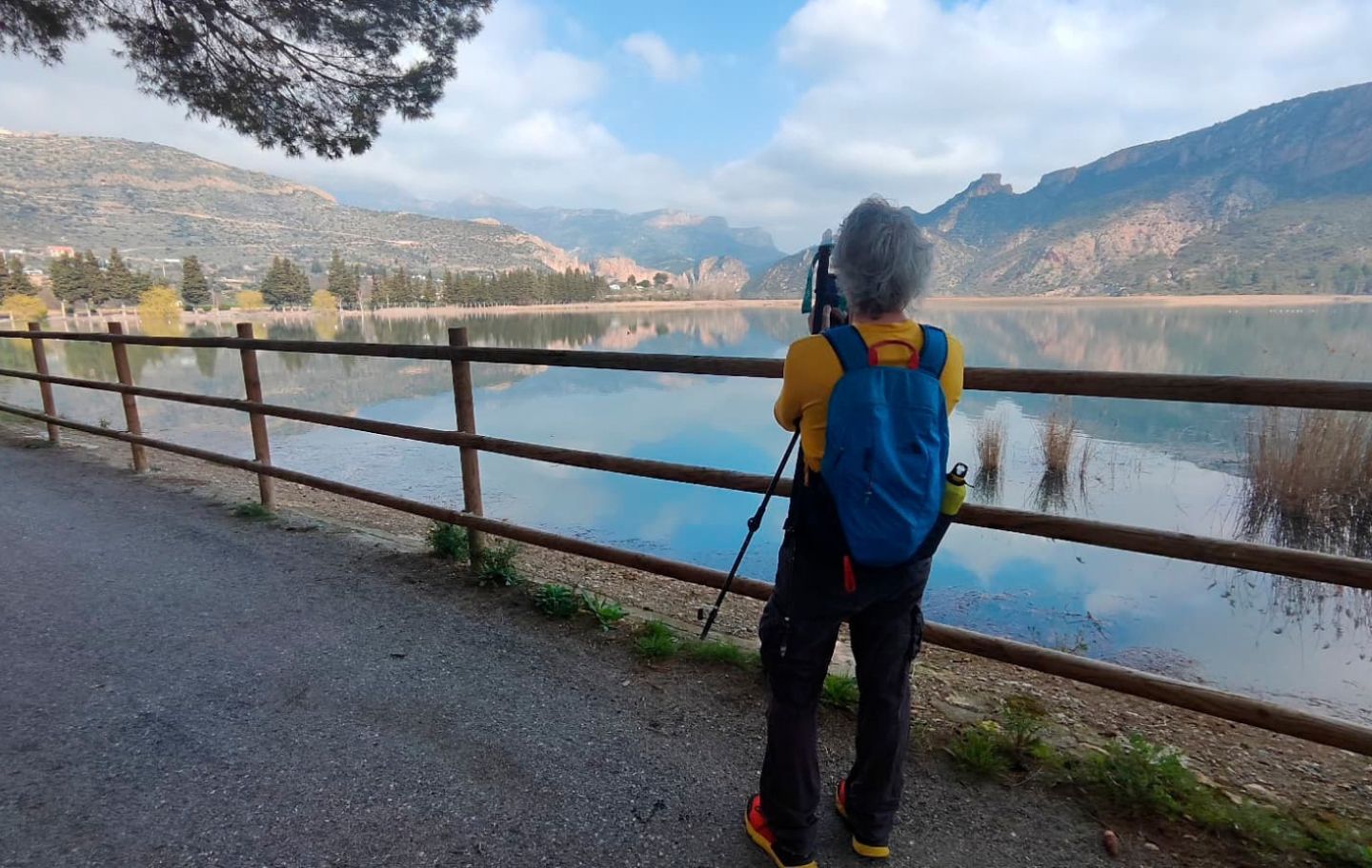 La serra de Sant Cristòfol emmarca la ruta pel pantà de Sant Llorenç