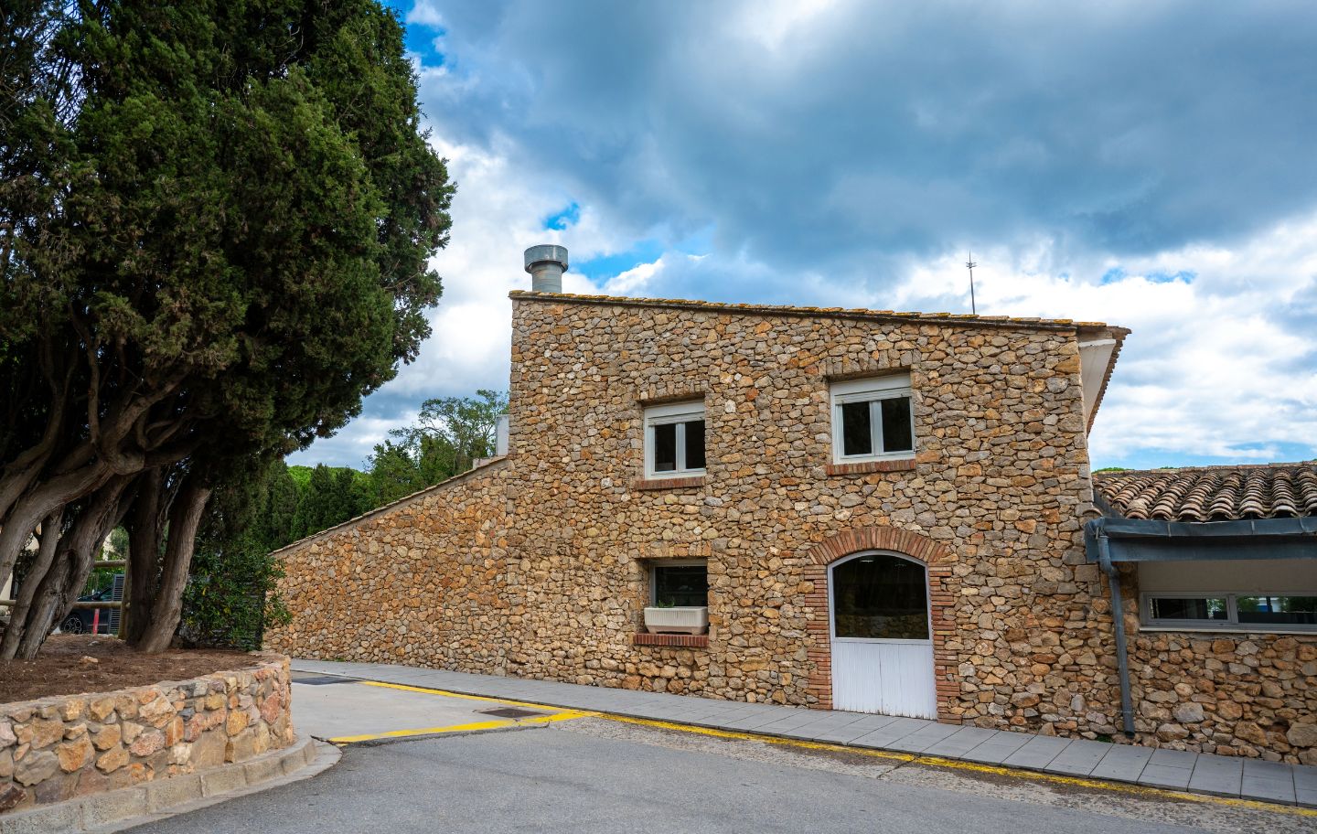 L'alberg està envoltat de natura i permet practicar esports de mar L'alberg està envoltat de natura i permet practicar esports de mar