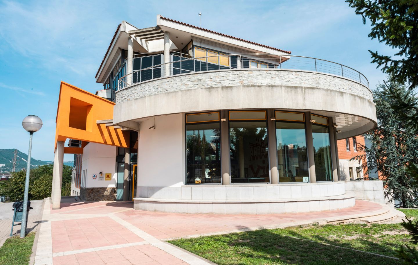 L'edifici té un disseny innovador amb totes les comoditats L'edifici té un disseny innovador amb totes les comoditats