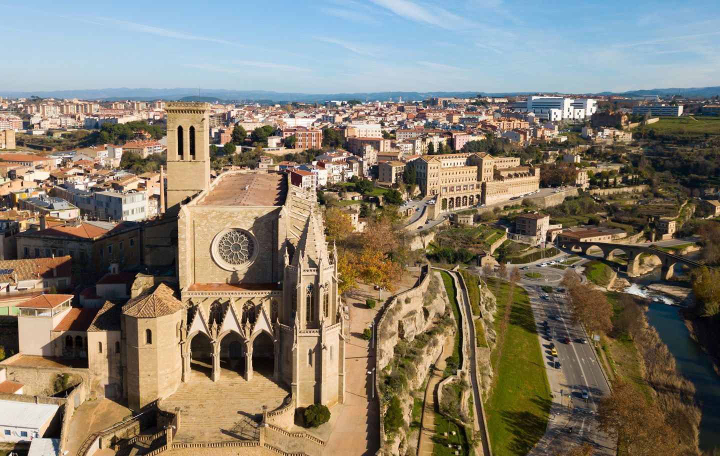 El nucli antic de la vila ofereix un patrimoni espectacular que es pot recórrer des de l'alberg El nucli antic de la vila ofereix un patrimoni espectacular que es pot recórrer des de l'alberg
