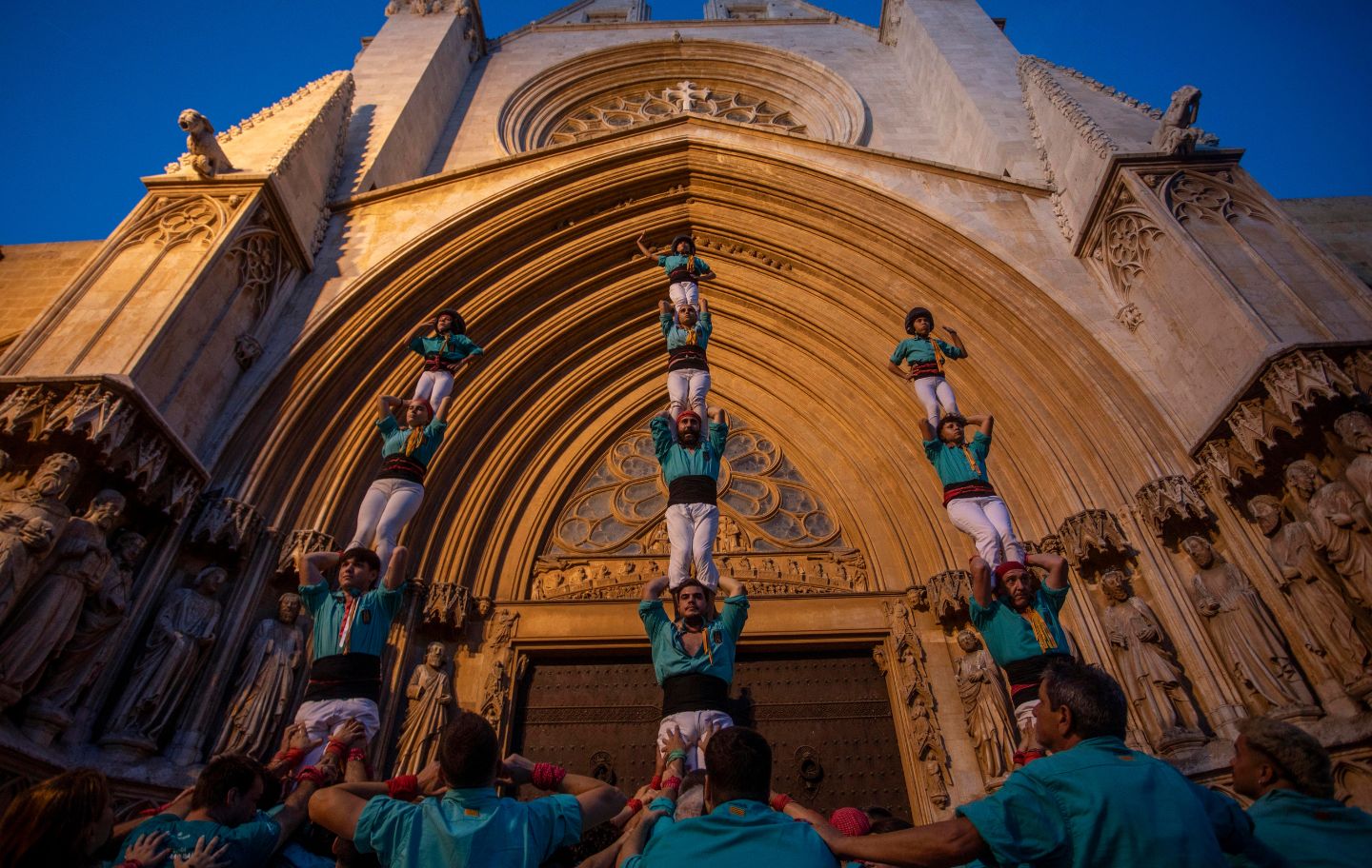 Exhibició castellera davant la imponent catedral de Tarragona