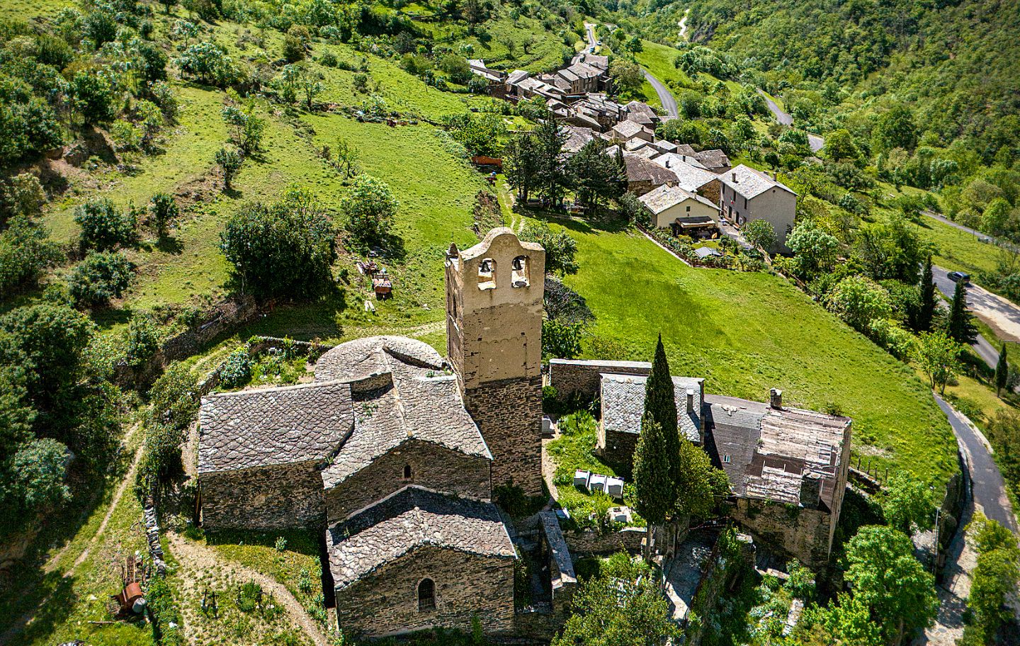 L’església de Sant Andreu amb Èvol en segon terme