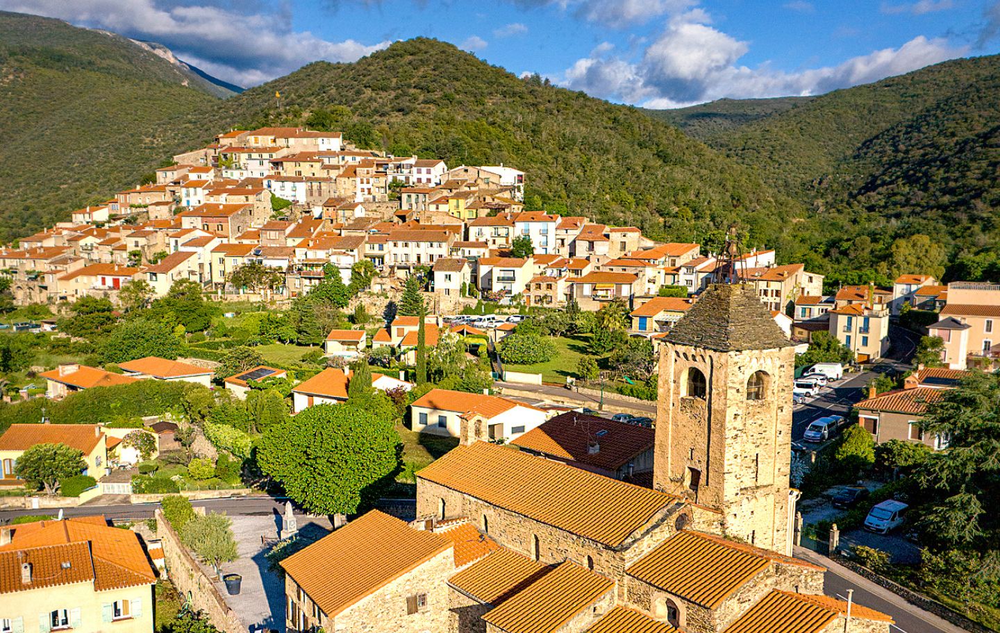 Sant Vicenç de Rià, d’origen romànic té un esvelt campanar  amb finestres geminades que recorda el de Cuixà