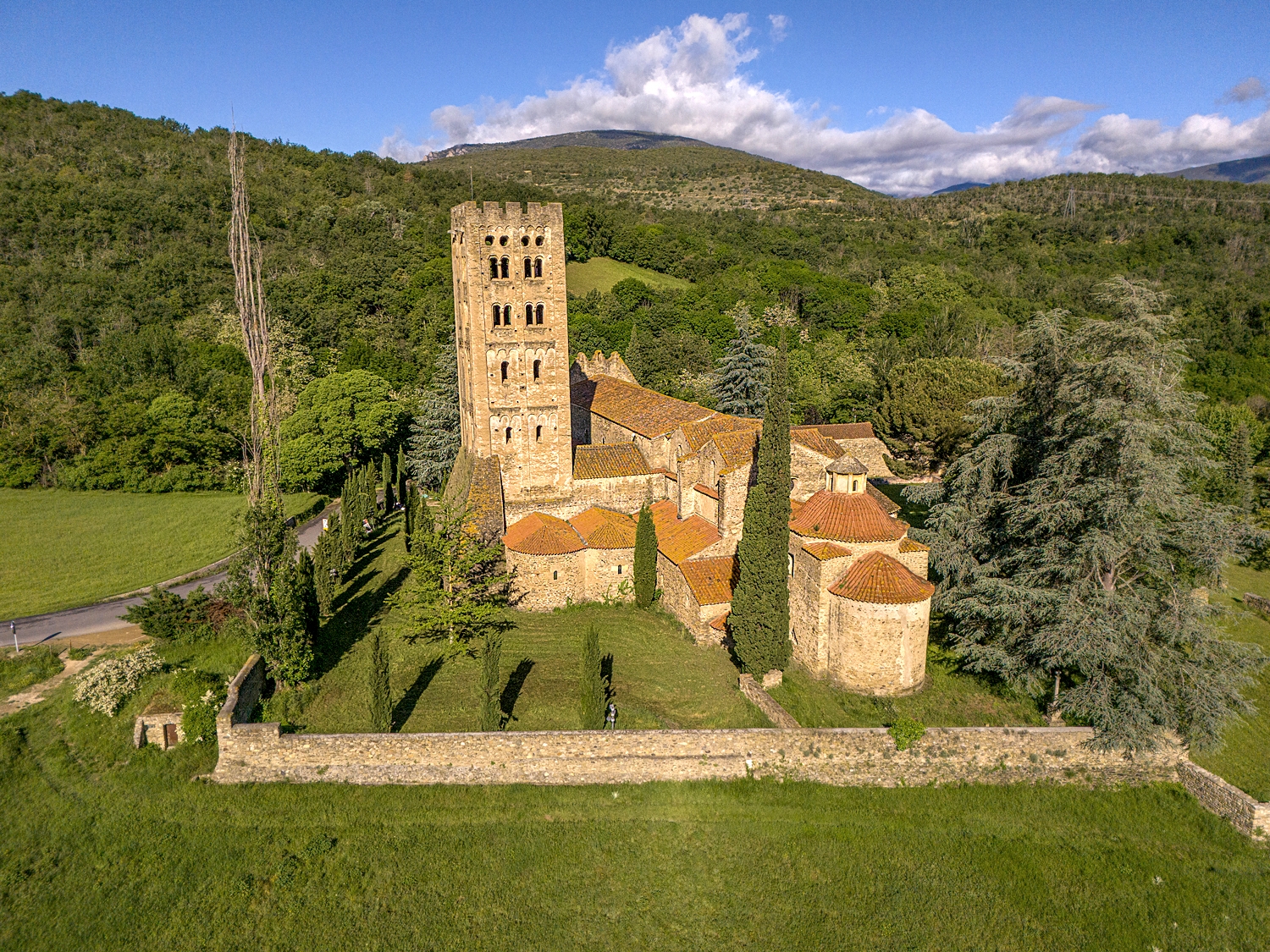 El monestir de Sant Miquel de Cuixà, a Codalet, és un imprescindible de l'arquitectura romànica