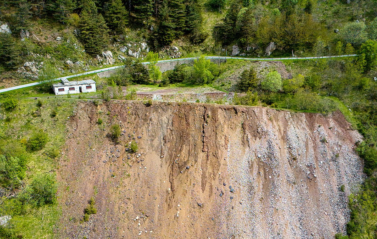 Un tram del camí que recorre les insatal·lacions de les antigues mines de ferro de Vetera