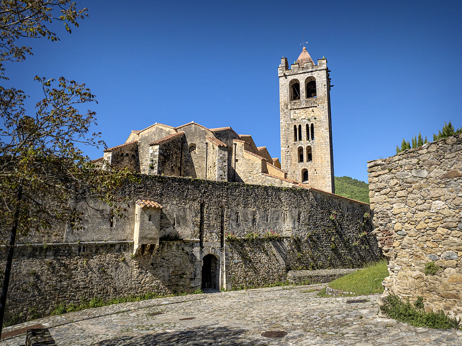 L'eglésia de Santa Justa i Santa Rufina a Prats de Molló és el punt de sortida d'aquesta ruta fins al coll de Cabanelles