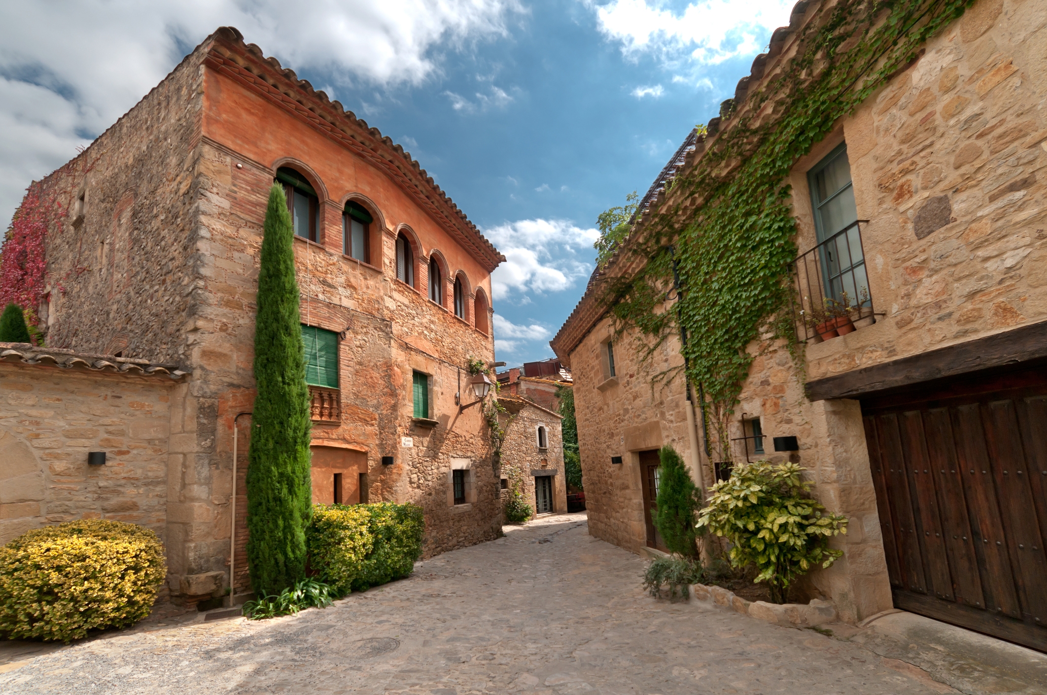 Un dels carrers pintorescos de Peratallada
