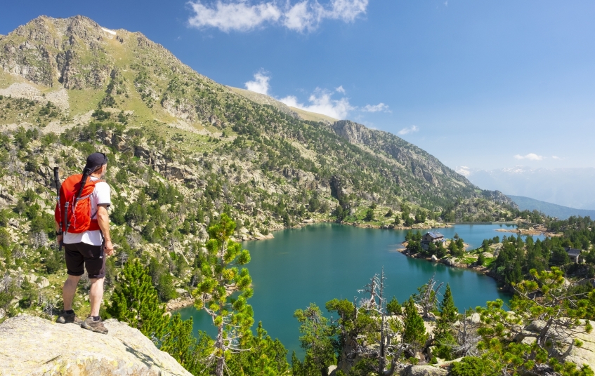 Un senderista admira l'estany Tort