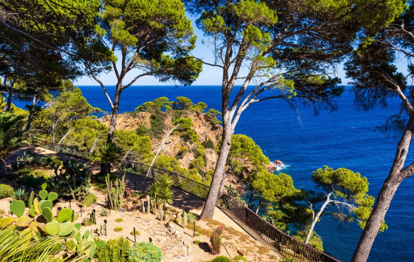 Caminar pels Jardins de Cap Roig amb la brisa d'estiu és una delícia Caminar pels Jardins de Cap Roig amb la brisa d'estiu és una delícia