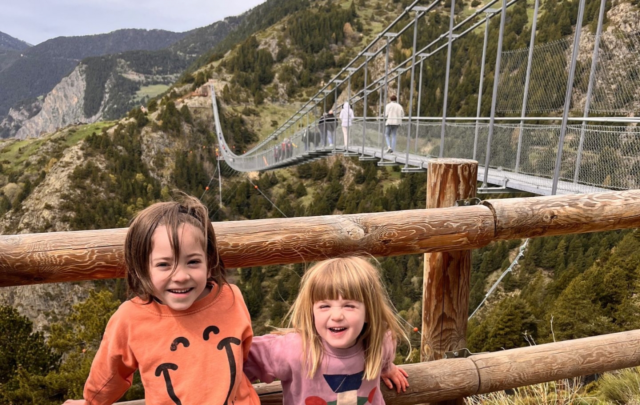 En Roc i la Tanit orgollosos després d'haver creuat el pont tibetà de Canillo