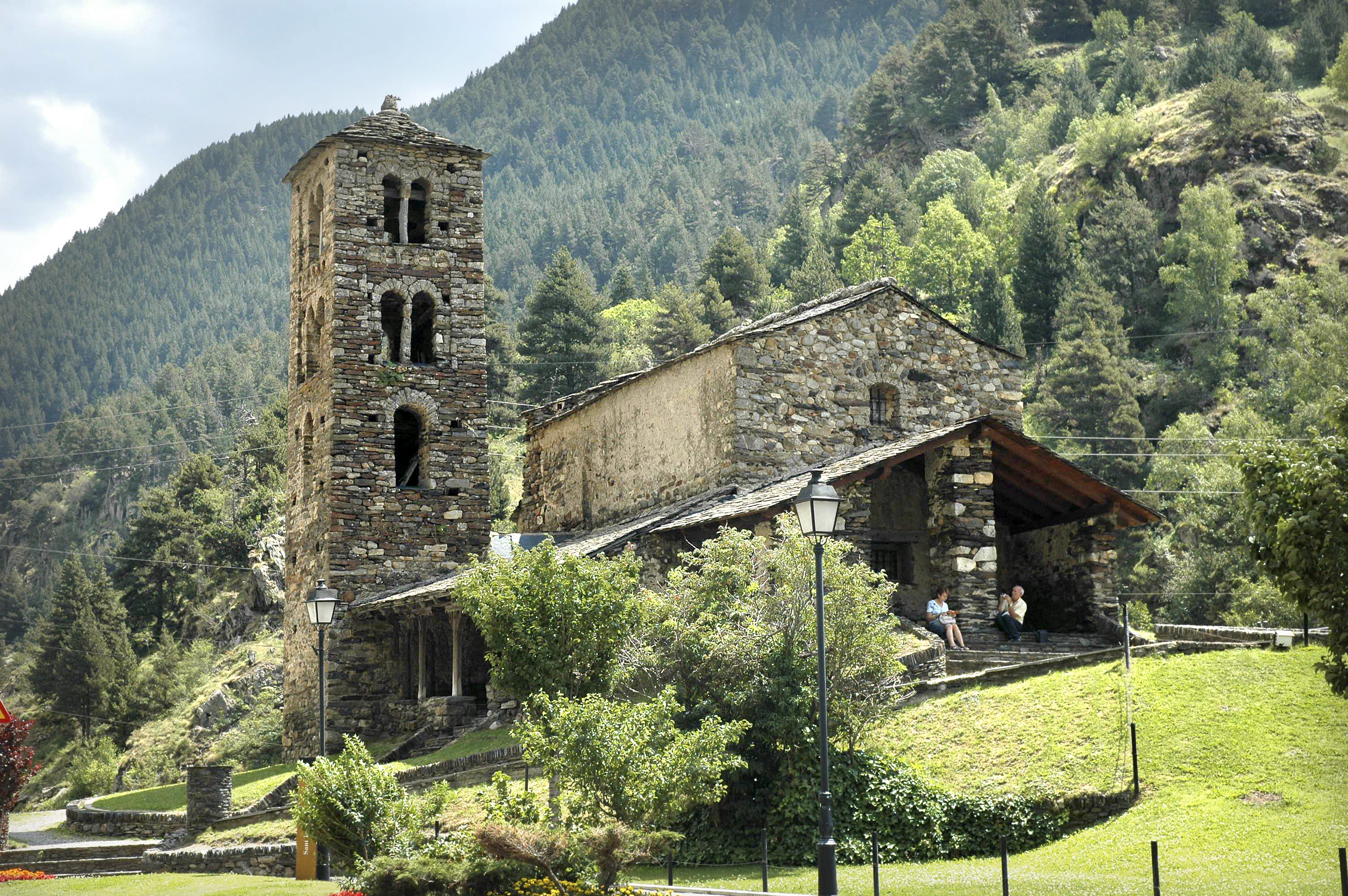 Exterior de l’església de Sant Joan de Caselles, a Canillo