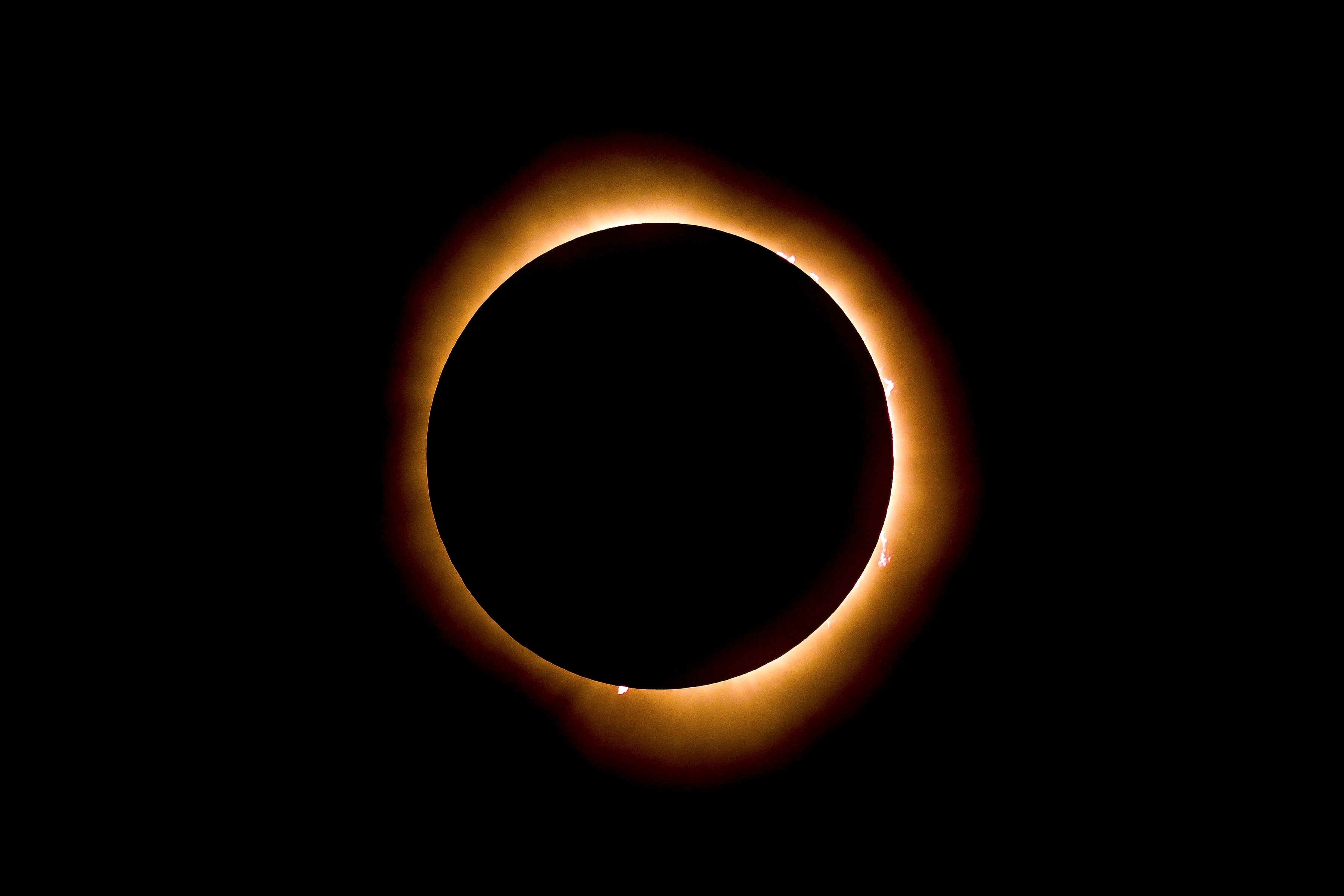 En un eclipsi solar, la Lluna s'interposa entre la Terra i el Sol
