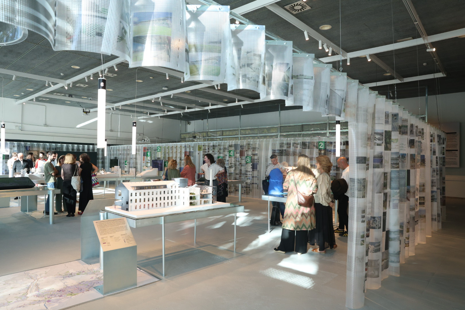 L'exposició mostra projectes en curs o recents que fan visible la transformació de l'espai públic metropolità