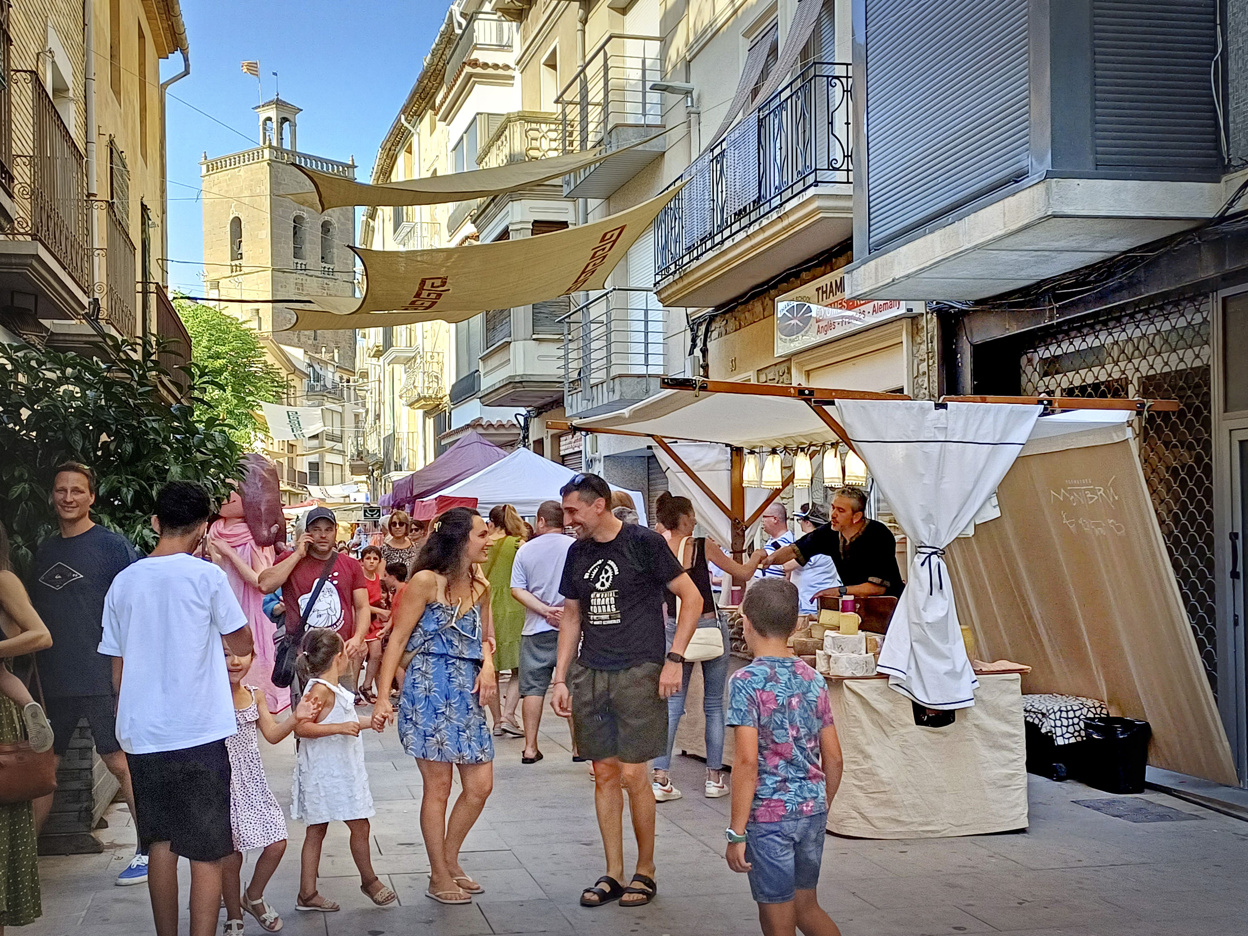 El nucli antic de Guissona s'omple de parades amb productes artesanals, embotits i aliments de proximitat