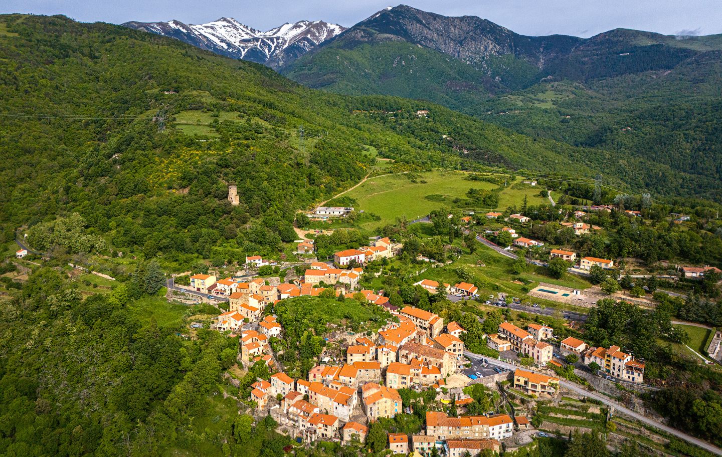 Les cases de Cortsaví s'arrauleixen al voltant de les restes del castell, dalt del turó