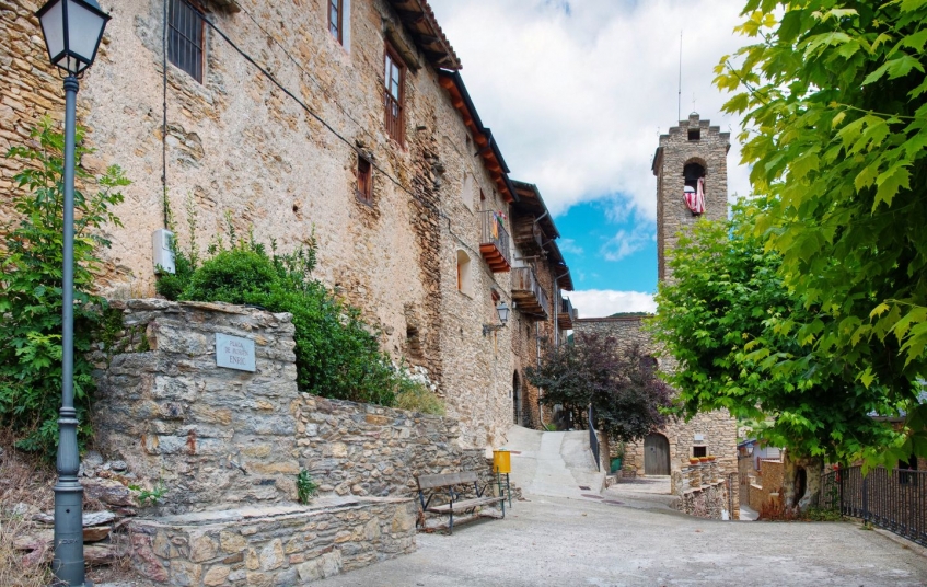 L'església parroquial barroca de Santa Cecília es troba curiosament adossada a un gran mas L'església parroquial barroca de Santa Cecília es troba curiosament adossada a un gran mas