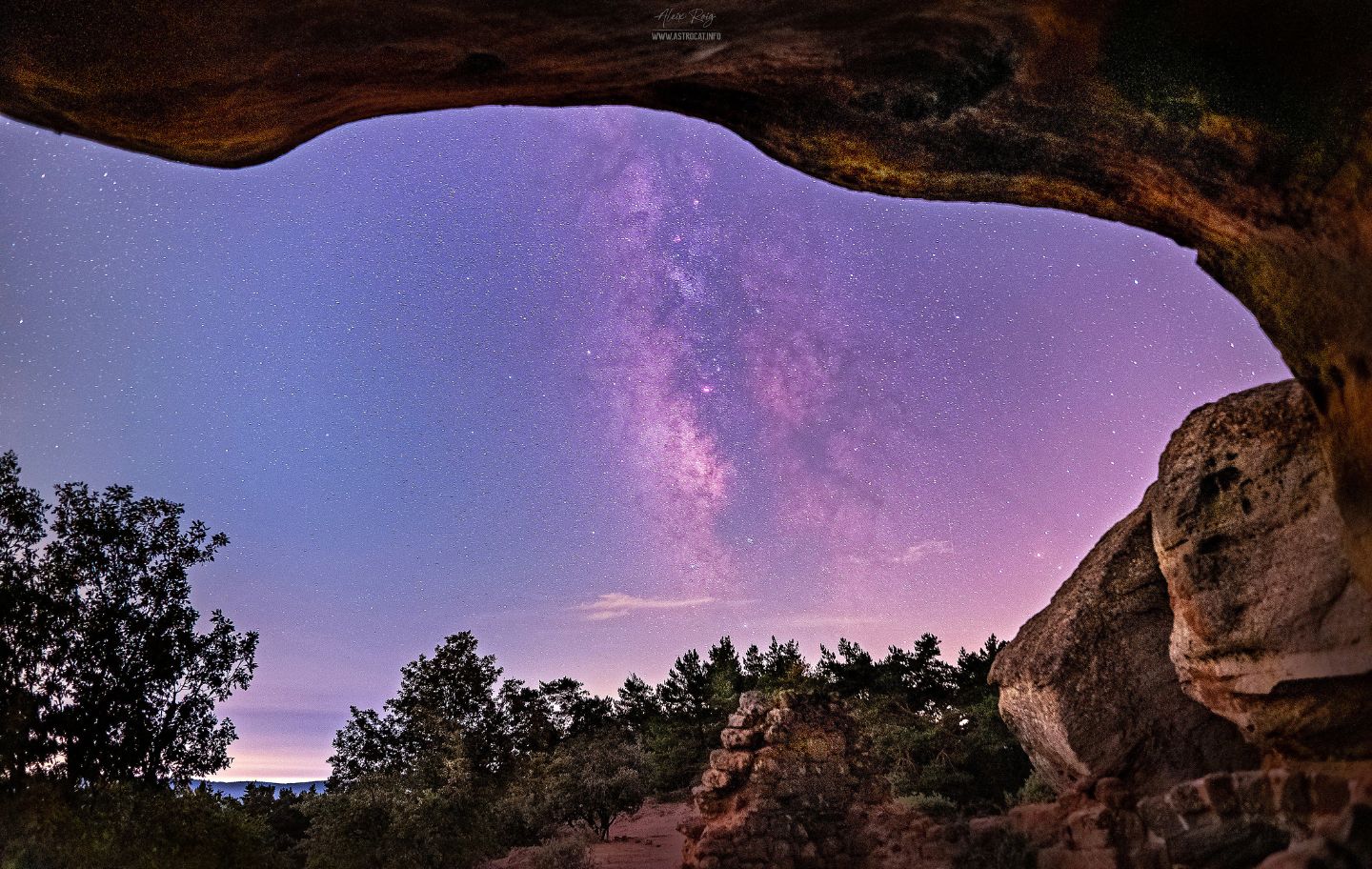 Coves del Pere, a Prades, de nit