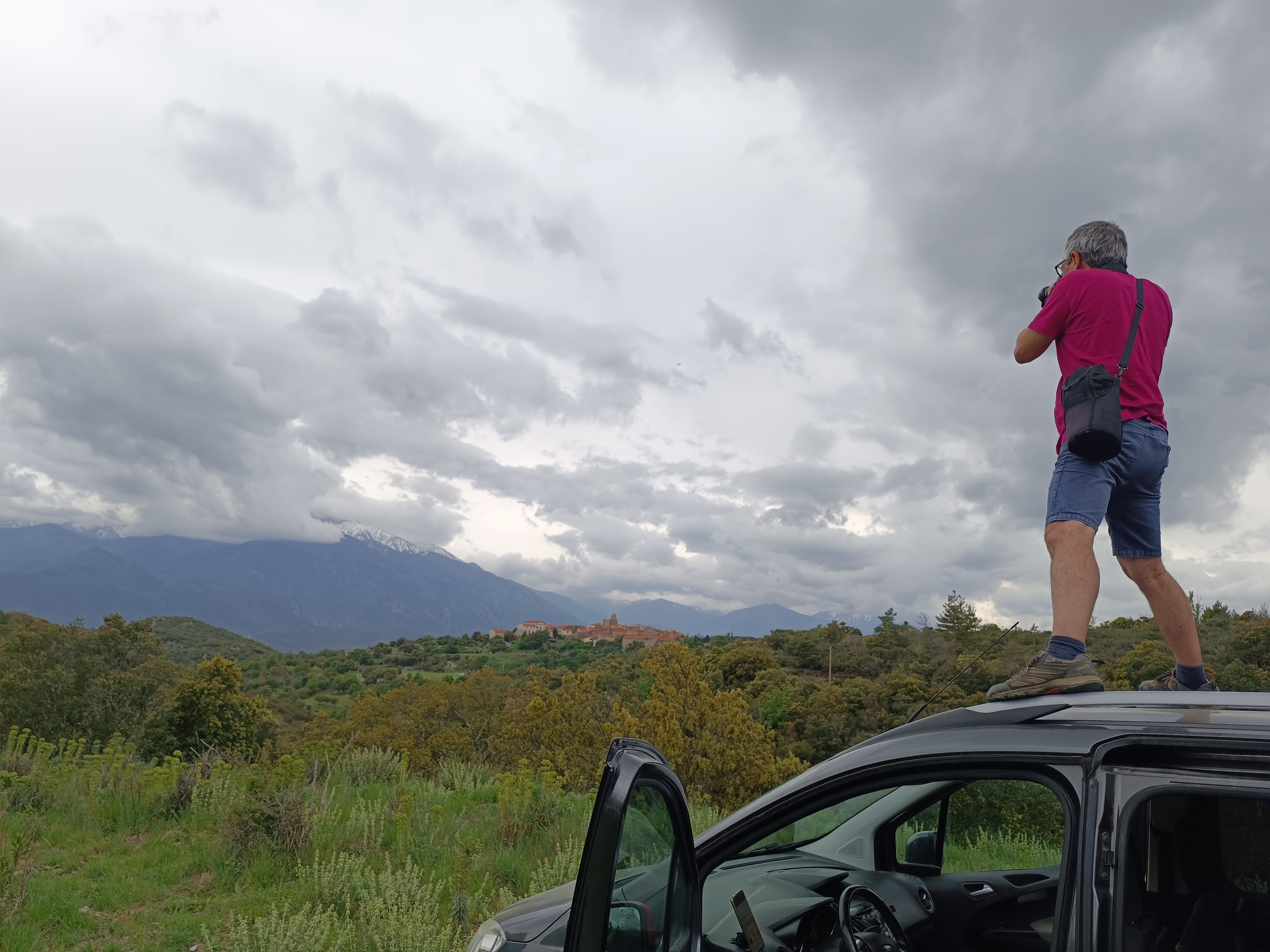 En Dani Codina fotografia el Canigó entre els núvols