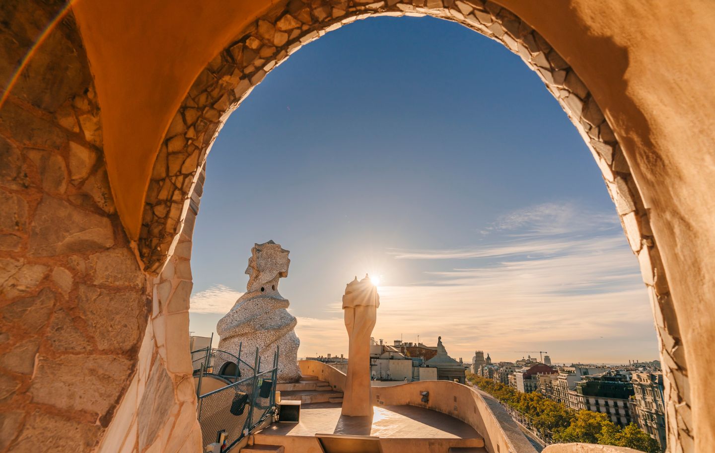 Vistes des del terrat de la Pedrera quan es pon el sol