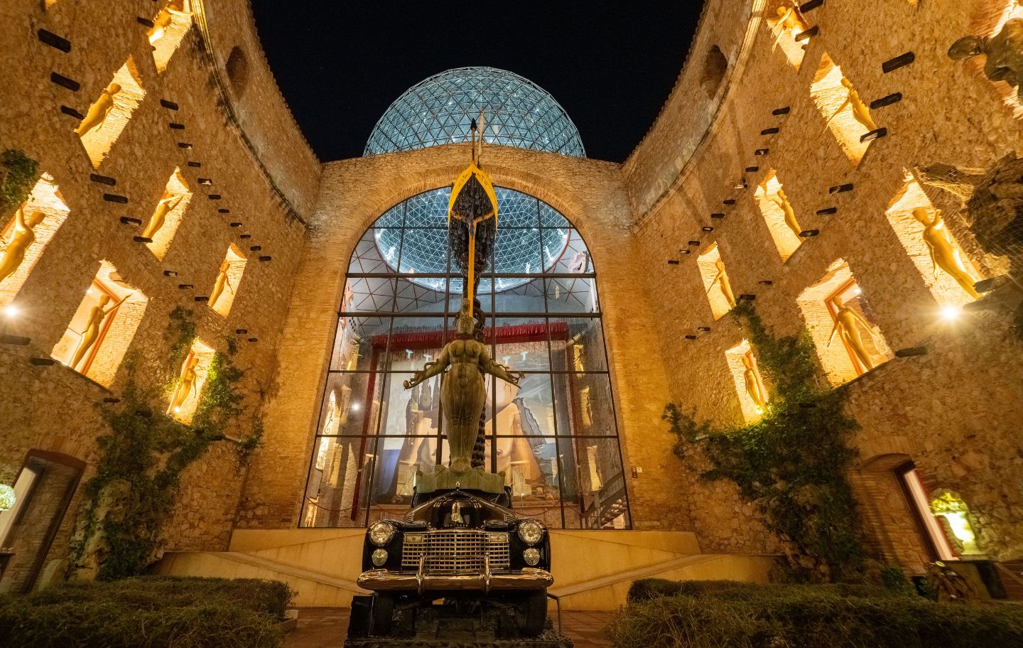 El Teatre-Museu Dalí ofereix una experiència única sota la llum de la lluna