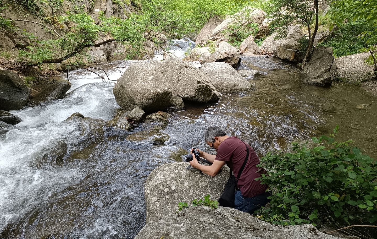 El Dani Codina s'endinsa al riu per fer la millor fotografia