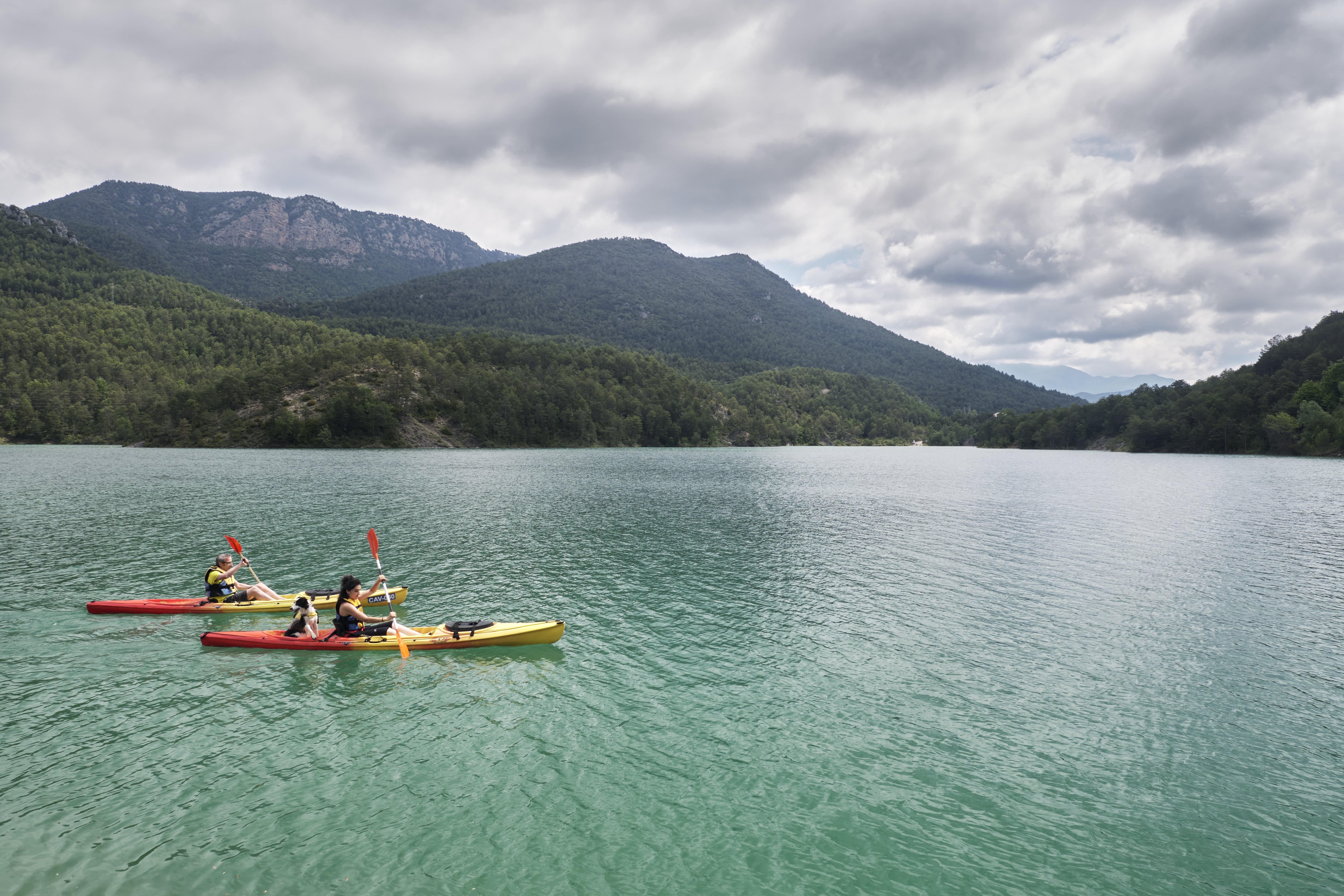 El piragüisme es pot practicar a aigües braves o tranquil·les