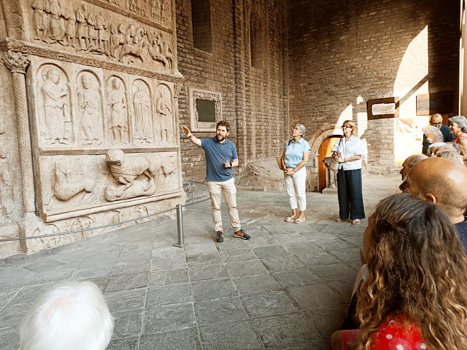 Una de les visites de Territori Oliba mostra la portalada del monestir de Ripoll