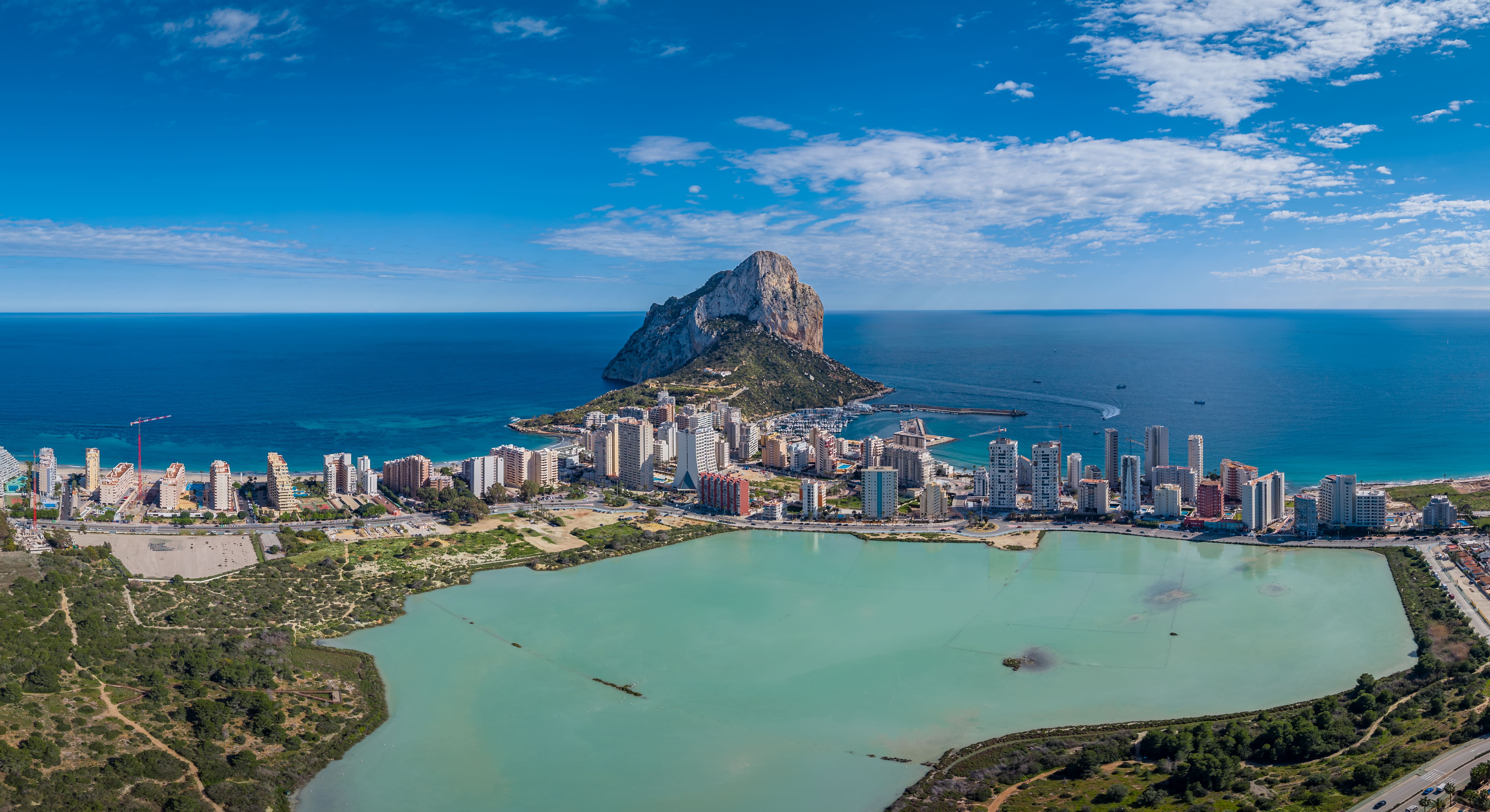 El Penyal d'Ifac s'alça sobre el mar formant una petita península plena de biodiversitat